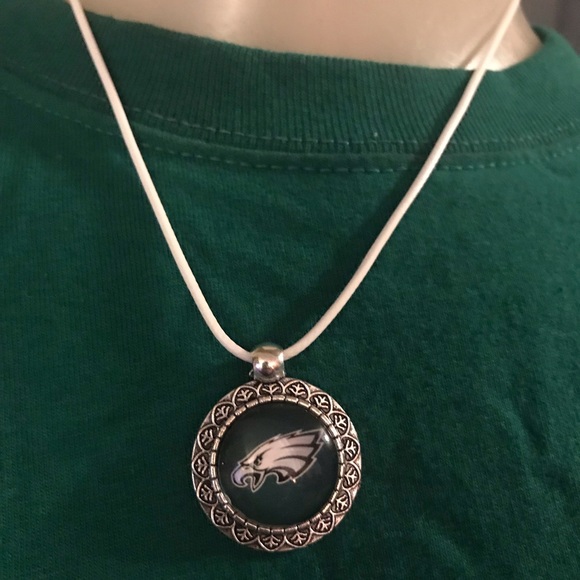 Philadelphia Eagles 🦅 Necklace - Picture 2 of 3